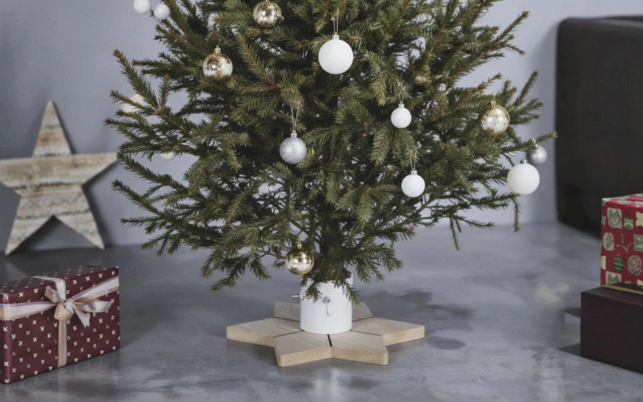 Juletræsfod Stjerneformet i Metal 4300627 by HAAHR & CO color Hvid, Træ