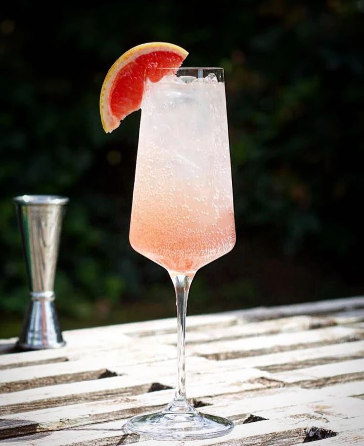 Oplev Breezy Rainbow: En Forfriskende Vodka-Cocktail Med Et Strejf af Mystik