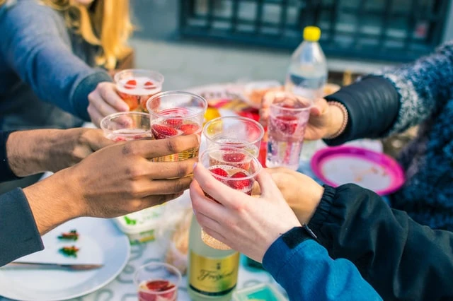 Inviter til sommerfest – borddækning, festlege og sommerdrinks 