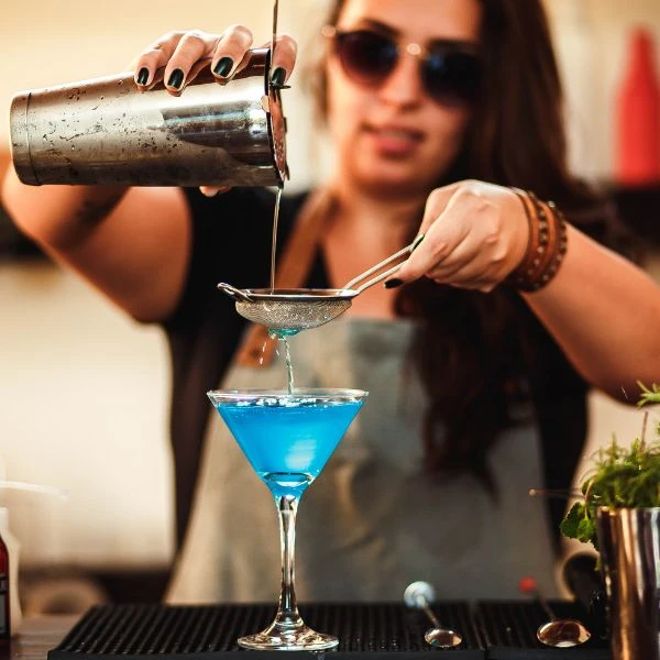 bartender, der står og mixer