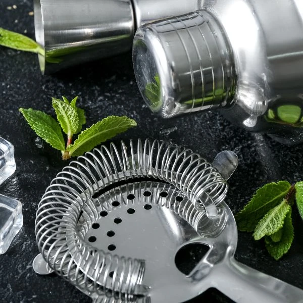 en strainer bruges i samarbejde med en shaker