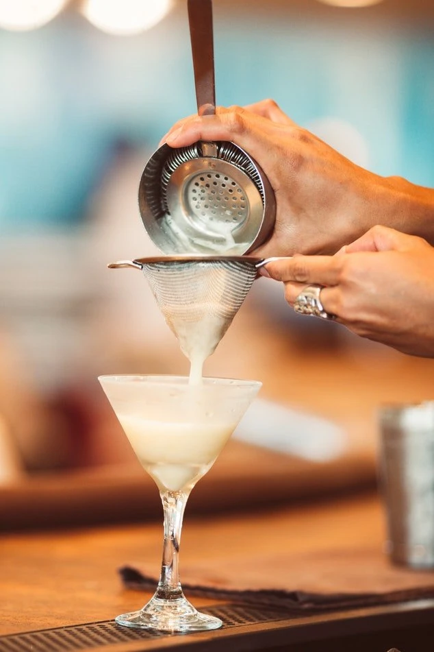 et billede af en strainer og en drink