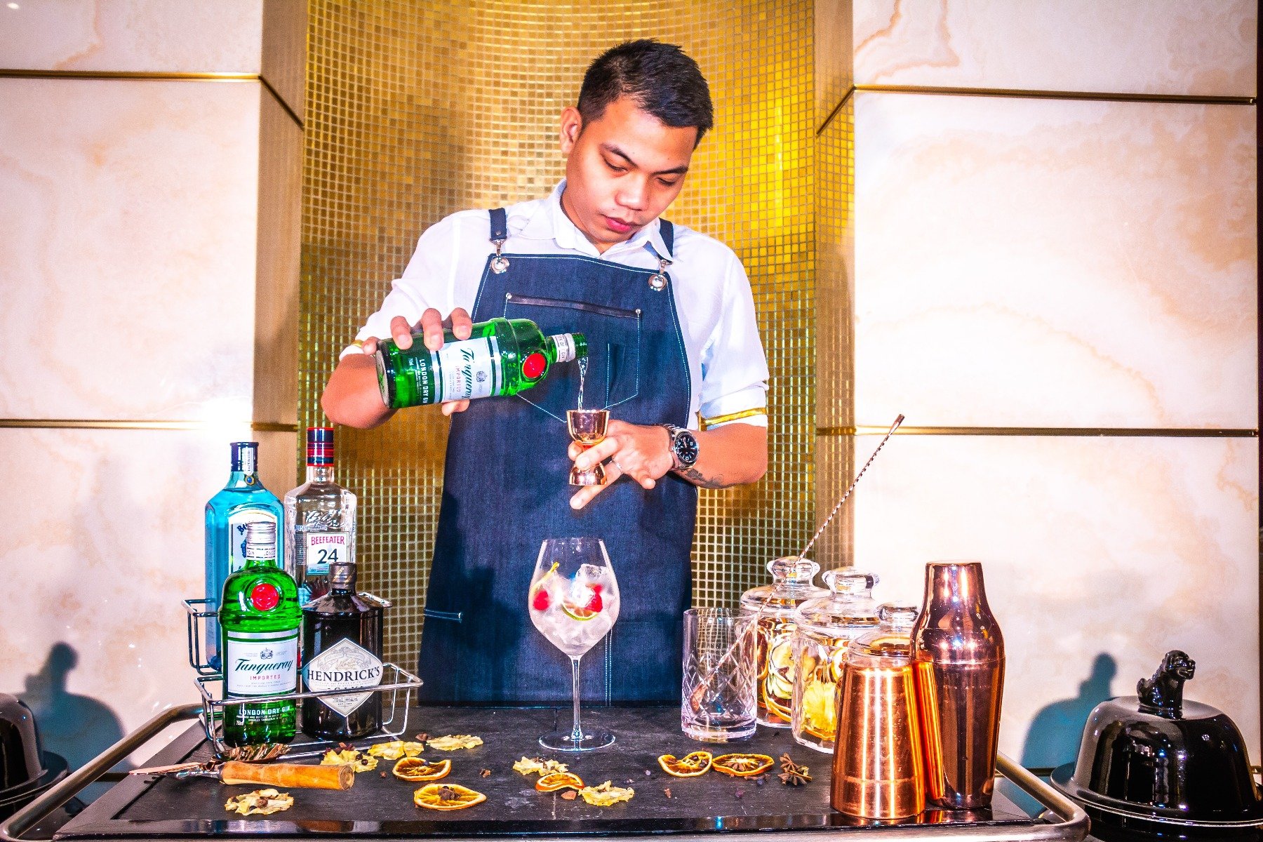 Bartender der mixer med gin